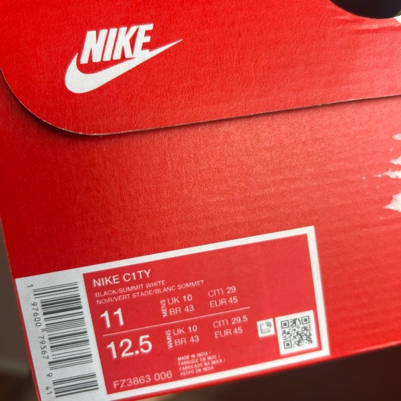 Nike Black and White Low-Top Sneakers with Mesh - Picture 6 of 7